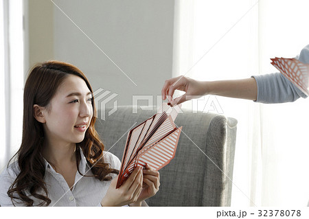 トランプを楽しむ女性 32378078