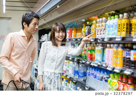 スーパーマーケット 飲料売り場で買い物 スーパーマーケット 飲料売り場で買い物 32378297
