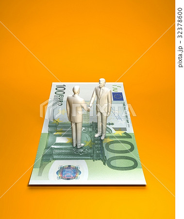 ユーロ紙幣の上で握手をする人 32378600