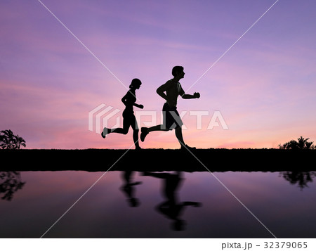 silhouette couple jogging 32379065