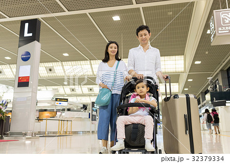親子 旅行 空港 家族旅行 イメージ 親子 旅行 空港 家族旅行 イメージ 32379334