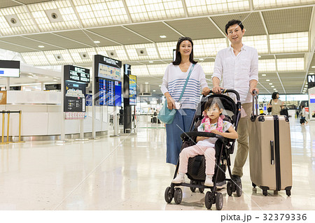親子 旅行 空港 家族旅行 イメージ 親子 旅行 空港 家族旅行 イメージ 32379336