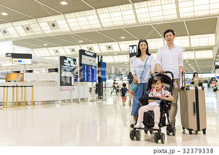 親子 旅行 空港 家族旅行 イメージ 親子 旅行 空港 家族旅行 イメージ 32379338