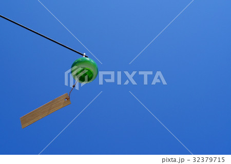 見上げる風鈴ひとつ 夏空の下　緑 c 32379715