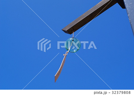 見上げる風鈴ひとつ 夏空の下 透明な緑 e 見上げる風鈴ひとつ 夏空の下 透明な緑 e 32379808