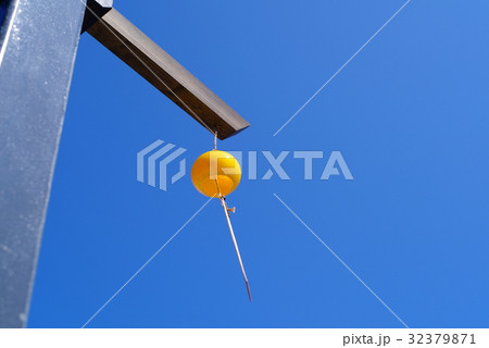 見上げる風鈴ひとつ 夏空の下 黄色 a 見上げる風鈴ひとつ 夏空の下 黄色 a 32379871