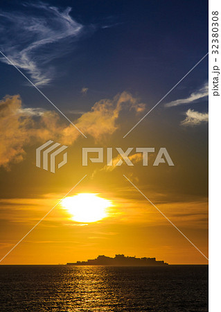 軍艦島と夕陽 32380308