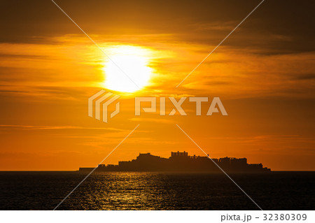 軍艦島と夕陽 32380309