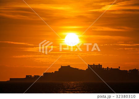 軍艦島と夕陽 軍艦島と夕陽 32380310