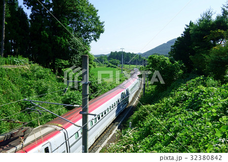 夏の雫石を走る秋田新幹線 32380842