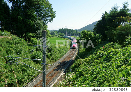 夏の雫石を走る秋田新幹線 夏の雫石を走る秋田新幹線 32380843