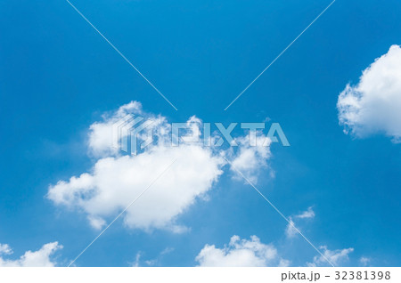 blue sky background with tiny clouds 32381398