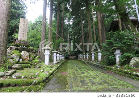 雨上がりの安居寺 32381860