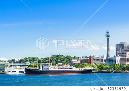 横浜ベイエリア　氷川丸とマリンタワー 32381979