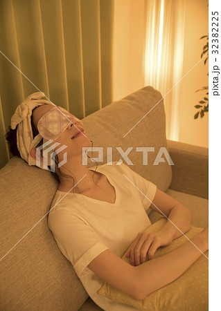 夜、自宅でホットアイマスクをする女性 32382225