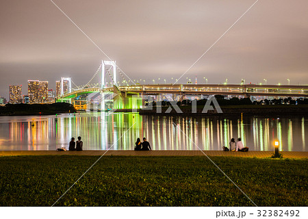 東京の夜景とカップルの後ろ姿 デートイメージの写真素材