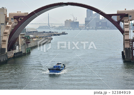 大阪市街地、安治川沿いの風景 大阪市街地、安治川沿いの風景 32384919