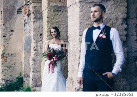 Sensual wedding couple Sensual wedding couple 32385052