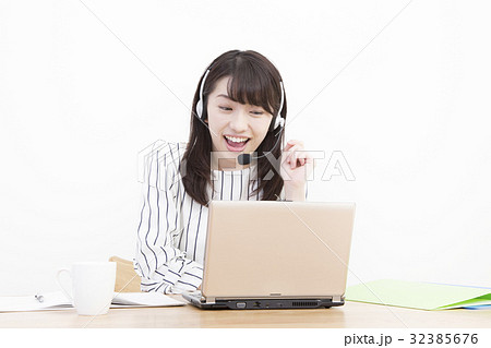 パソコンを使う若い女性　ライフスタイル 32385676