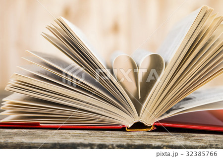 Open book on a wooden table 32385766