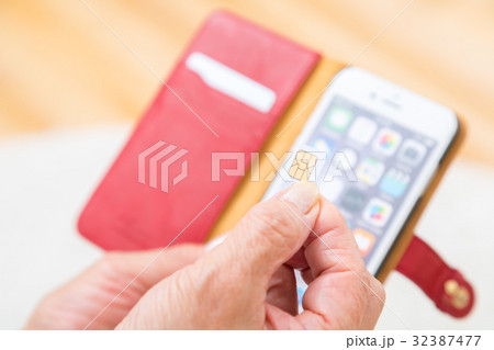 シムカードを持つシニア世代の女性の手元　シニア　ポートレート　50代　60代 32387477