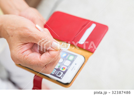 シムカードを持つシニア世代の女性の手元 シニア ポートレート 50代 60代 シムカードを持つシニア世代の女性の手元 シニア ポートレート 50代 60代 32387486