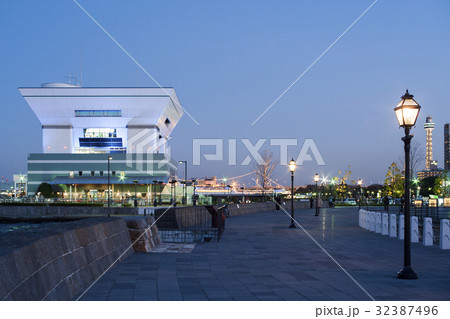 大桟橋ふ頭ビルの夕景 32387496