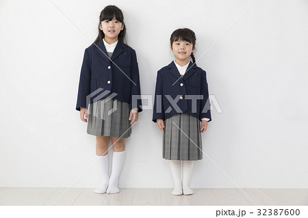 制服を着た女子小学生の写真素材