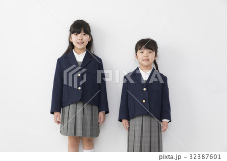 制服を着た女子小学生 制服を着た女子小学生 32387601