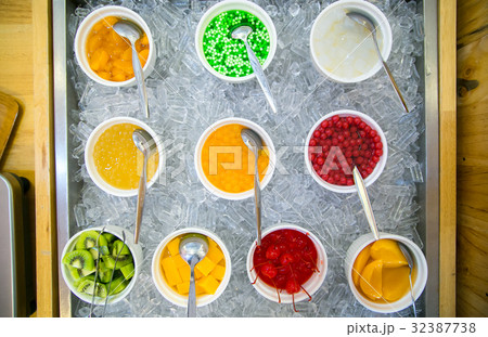 ice cream topping 32387738