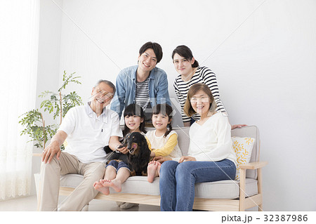 3世代家族と愛犬 32387986