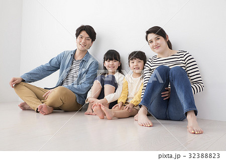 4人家族イメージの写真素材 3238