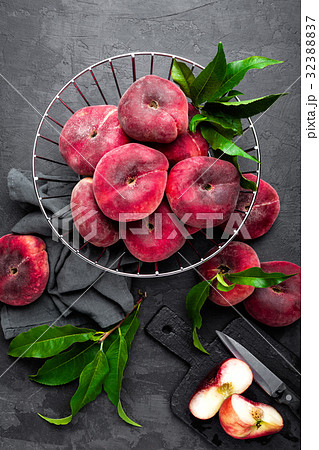 Peach, fresh peaches with leaves 32388837