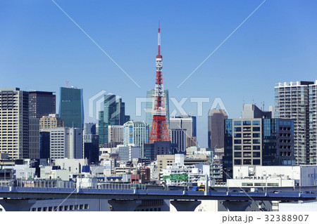 東京都市風景 芝浦から望む東京タワーと高層ビル群の写真素材