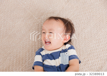寝転ぶ男の子 32389013