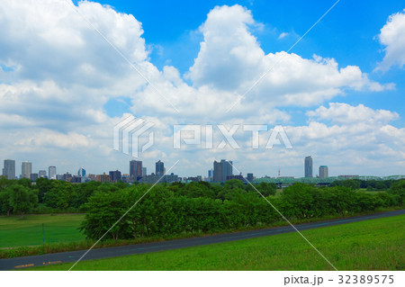 荒川の川原より川口市街を望む 32389575