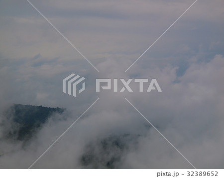 The sky, mountains. 32389652