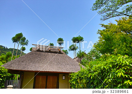 京都　北嵯峨の茅葺屋根のある風景 32389661