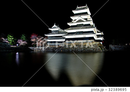 松本城 （烏城） 天守閣　内堀側　夜景ライトアップ （ 長野県 松本市 丸の内 ） 32389695