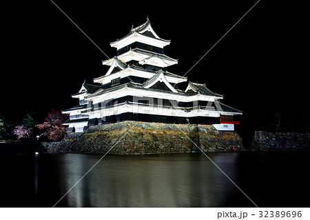 松本城 （烏城） 天守閣　内堀側　夜景ライトアップ （ 長野県 松本市 丸の内 ） 32389696