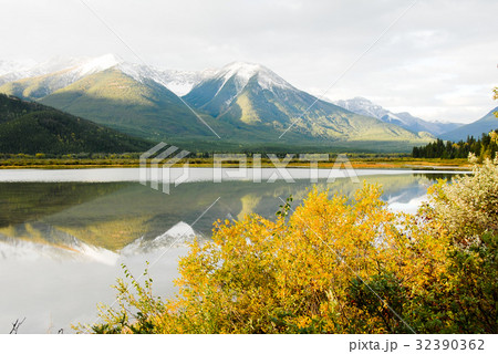 カナディアンロッキー　 秋の朝のバーミリオン・レイクと山並み 32390362