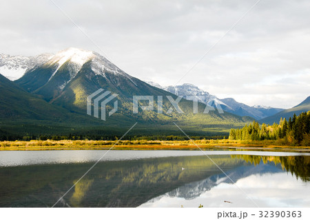 カナディアンロッキー　 秋の朝のバーミリオン・レイクと山並み 32390363