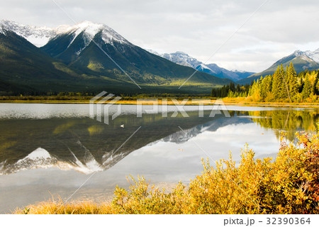 カナディアンロッキー 秋の朝のバーミリオン・レイクと山並み カナディアンロッキー 秋の朝のバーミリオン・レイクと山並み 32390364