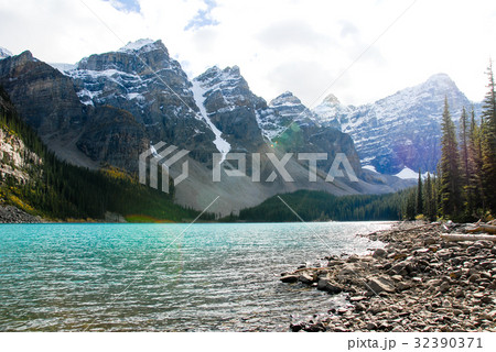 カナディアンロッキー 秋のモレーン湖 カナディアンロッキー 秋のモレーン湖 32390371