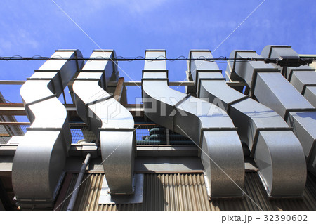 工場の換気ダクト 32390602