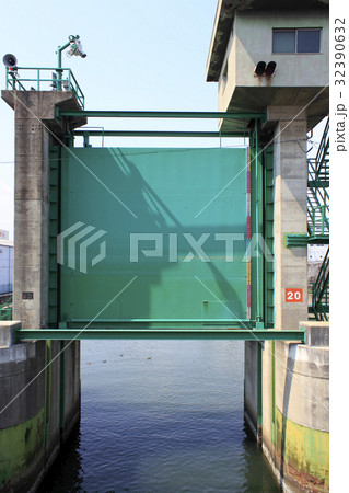 河川の防潮堤の扉 河川の防潮堤の扉 32390632