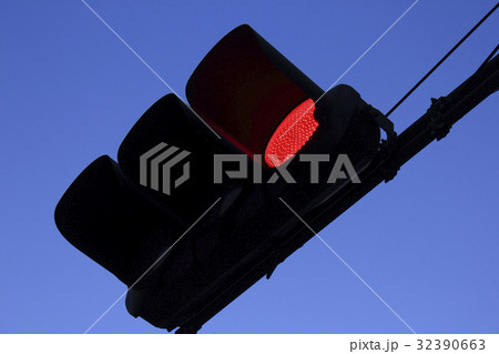 LEDの交通信号機 32390663