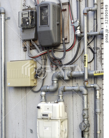 ガス管と電力メーター 32390949