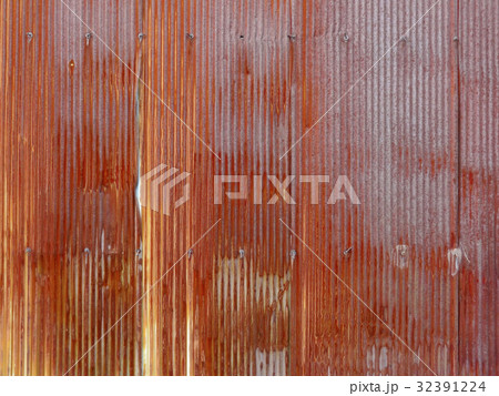 工場の錆びたトタン壁 32391224