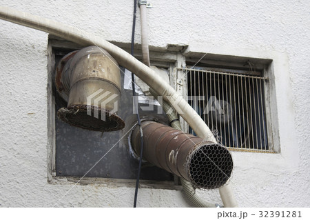 汚れた換気ダクトと換気扇 32391281